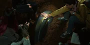 Louis (Oliver Cunliffe, 2.v.r.) berührt als erster den Stein. Ein Licht erscheint und hinterlässt ein Zeichen in seiner Handinnenfläche. Bei Glen (Krish Misra, r.) und Kaz (Maiya Silveston, l.) wird es genauso ablaufen, nur Bea (Aoife Hughes, 2.v.l.) wird kein Zeichen in der Handinnenfläche bekommen.