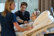 Nicolette (Emily VanCamp, l.) und Conrad (Matt Czuchry, r.) machen sich große Sorgen um ihre schwerkranke Krebspatientin Lily (Violett Beane, M.), die scheinbar falsch behandelt wird ...