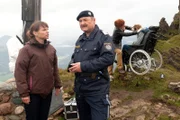 "Soko Kitzbühel", "Ein gutes Team." Während sich Lukas langsam von seiner Schussverletzung erholt, ist Karin mit einem besonders tragischen Verbrechen konfrontiert. Auf einer Anhöhe wird ein junger Mann gefunden. Er sitzt in einem Rollstuhl und hat eine Kugel im Kopf. Es handelt sich Patrick Taxer, ein nach einem Unfall querschnittgelähmter Basejumper. Stunden zuvor hatte er noch mit seinem Zwillingsbruder Oliver, dessen Freundin Lisa und zwei alten Freunden in den Pochlarner Stuben gefeiert. Sein ehemaliger Sponsor, der Energieriegel-Hersteller Harald Amon war auch eingeladen, ging aber bald wieder. Im Streit? Schon möglich. Oder war die Beziehung zwischen den Zwillingsbrüdern und Lisa doch nicht so ungetrübt, wie sie es darstellen? Sicher ist: Es handelt sich um einen außergewöhnlich emotionalen Fall, bei dem Karin erkennen muss, dass sie nach all den Jahren gewissen Situationen nicht mehr gewachsen ist. Kommissarin Karin Kofler trifft eine mutige Entscheidung.Im Bild (v.li.): Kristina Sprenger (Karin Kofler), Ferry Öllinger (Kroisleitner), Christine Klein (Dr. Haller), Tim Breyvogel (Oliver/Patrick Taxer).