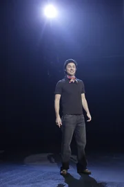 Nachdem J.D. (Zach Braff) erfahren hat, das er Vater wird, ertränkt er seinen Kummer im Alkohol und landet in einem angeschlagenem Zustand bei der Blue Man Group auf der Bühne ...