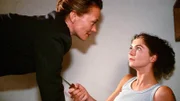 Jules (Anke Rähm, re.) Attacke mit dem Dolch bleibt ohne Wirkung - Eva (Karen Böhne) hat sich mit einer Bleiweste geschützt...
