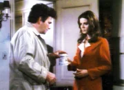 Von der Sekretärin (Xenia Gratsos) erhält Lt. Columbo (Peter Falk) wichtige Informationen.