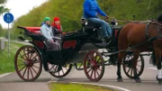 Moderatorin Sabine Heinrich (l) trifft auf ihrer Überraschungs-Tour rund um NRW im niederrheinischen Uedem ihre Kollegin Steffi Neu. Die beiden tauschen sich aus über das Leben im Dorf und in der Stadt.