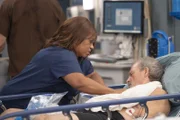 Dr. Miranda Bailey (Chandra Wilson, l.); Carl Holcomb (Michael Petrone, r.)
