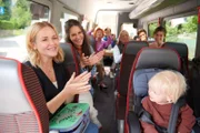 Die erste Fahrt mit dem "Huberbus" steht bevor. Von links: Lena Lorenz (Judith Hoersch), Julia Obermeier (Liane Forestieri), Gloria Grubinger (Sylvia Haider), Basti Pfeiffer (Raban Bieling), Vinz Huber (Michael Roll), Schorschi Striebel (Sebastian Edtbauer), Dr. Aimee Benzweiler (Julia Bremermann) und Luis.