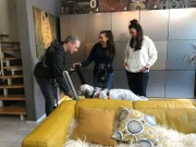 V.l.: Thomas, Hundetrainerin Ellen Marques mit Dexter, Sabine.  Die Verwendung des sendungsbezogenen Materials ist nur mit dem Hinweis und Verlinkung auf RTL+ gestattet.