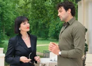 Wege zum Glück Kapitel 413 Staffel 1, Episode 413 Max weiss, dass er in Annabelles Hand ist, weil sie von seiner vorgetäuschte Krankheit weiss: Isa Jank als Annabelle, Jost Pieper als Max