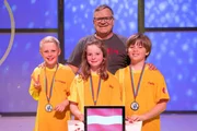 Das gelbe Rateteam aus Gmunden/Österreich freut sich mit Elton über die heutige spannende Erfahrung im "1, 2 oder 3"-Studio.
