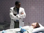 Die obdachlose Victoria (Leslie Hope) ist plötzlich zusammengebrochen und wird ins Krankenhaus eingeliefert. Dr. Foreman (Omar Epps), der sie als erster behandelt, vermutet, dass Victoria nur simuliert, um eine warme Mahlzeit und ein Bett für die Nacht zu ergattern. Doch seine Kollegen sind anderer Meinung.