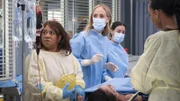Dr. Miranda Bailey (Chandra Wilson, l.); Dr. Teddy Altman (Kim Raver, r.)