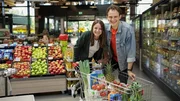 Konsumforscherin Claudia zeigt Julian die Tricks, durch die Supermärkte uns zum Kaufen anregen wollen.