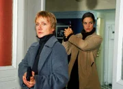 Gudrun (Ruth Reinecke, li.) und Alexandra (Helen Zellweger) mit gezogenen Waffen auf dem Weg zu Gabis Wohnung.