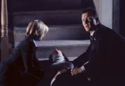 Leyla Harrison (Jolie Jenkins, l.) und Doggett (Robert Patrick, r.) sind entsetzt: Ihre Kollegin Monica Reyes (Annabeth Gish, M.) schreit vor undefinierbaren Schmerzen.