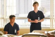Dr. Neil Melendez (Nicholas Gonzalez, l.) und Dr. Shaun Murphy (Freddie Highmore)  Die Verwendung des sendungsbezogenen Materials ist nur mit dem Hinweis und Verlinkung auf RTL+ gestattet.