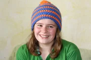 Livia kocht zusammen mit ihrer Freundin Lotte italienische Pizza Margherita.