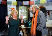 ARD ROTE ROSEN FOLGE 1521, am Mittwoch um 14:10 Uhr im ERSTEN. Hannes (Claus Dieter Clausnitzer, r.) kehrt aus Bhutan zurück und will zukünftig gelassener durchs Leben gehen. Doch schon am ersten Tag wird seine buddhistisch inspirierte Gelassenheit von Erika (Madeleine Lierck-Wien, l.) auf eine harte Probe gestellt.