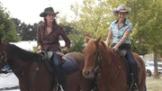 Stevie Hall (Simmone Jade Mackinnon, l.) und Jodi Fountain (Rachael Carpani)