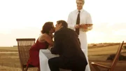 Stevie Hall (Simmone Jade Mackinnon), und Alex Ryan (Aaron Jeffery)
