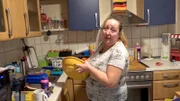 S11E71: Petra hat durch Überstunden freie Zeit und nutzt diese für Hausarbeit und Gespräche mit ihren Töchtern über deren Zukunft.