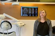 Die Schweizerin Rita war zur Zahnbehandlung in Ungarn. Gleich erfährt sie, wie es mit ihren Implantaten weiter geht: Müssen sie eventuell komplett erneuert werden?