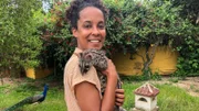 Pia mit Kleinfleck-Ginsterkatze Chica. Sie wurde mit der Flasche aufgezogen und lebt in einer Wildtier-Auffangstation.