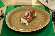 Graubrot mit Meerrettich- Creme, Lachs-Tatar, frittierter Avocado, Brotchip und selbstgemachtem Trauben- Kaviar, Tagesmotto:“ Smřrrebrřd de luxe" von Sindy Braun
