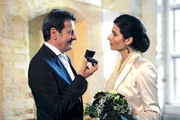 ARD ROTE ROSEN FOLGE 1523, am Freitag um 14:10 Uhr im ERSTEN. Hochzeit: Nach Benitas (Barbara Ricci, r.) Angebot eines Ehevertrags wird Gunter (Hermann Toelcke, l.) bewusst, dass er sie von Herzen liebt - und führt sie schließlich doch ins Standesamt.