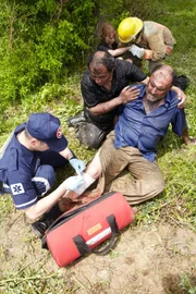 Das Rettungspersonal kümmert sich um die verletzten Überlebenden, darunter Hector Ugarte (gespielt von Joe Rafla), der eine große Wunde am Bein erlitt, als die Boeing 737-200 während eines Hagelsturms am 23. August 2005 in Pucallpa, Peru, die Kontrolle verlor und nur 4 km von der Landebahn entfernt abstürzte. Von den 98 Menschen an Bord haben nur 58 überlebt. Ihre Erinnerungen an die letzten Minuten des Fluges werden den Ermittlern helfen, herauszufinden, warum das Flugzeug in einer Höhe von 1.500 Fuß plötzlich auf den Boden stürzte.