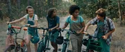 Von links: Ella (Cécile Enthoven), Felix (Junes Callaert), Noor (Maja Azila) und Sammy (Arthur Hermans) sind mit den Fahrrädern unterwegs.