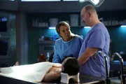 V.l.: Maxine Roby (Paula Newsome) und Hugo Ramirez (Mel Rodriguez).