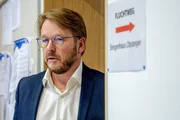 Die verhasste Mathematiklehrerin Simone Gerlich wird in ihrer Wohnung erstochen aufgefunden. Der Verdacht liegt nahe, dass jemand aus dem Lehrerkollegium für ihren Tod verantwortlich ist. Auch Direktor Reinhard Vogt (Serge Falck) gerät in Verdacht.