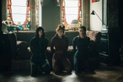 Von links: Tamara (Camille Lou), Alexia (Claire Romain) und Sylia (Constance Labbé) - sie sind von Dalemberts Leuten gefesselt worden.