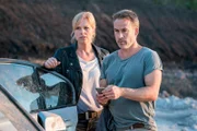 Ina Zimmermann (Melanie Marschke) und Jan Maybach (Marco Girnth) haben den verlassenen Dienstwagen ihrer verschwundenen Kolleginnen gefunden.