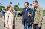Lars (Ingo Naujoks, M.) und Finn (Sven Martinek, r.) haben noch ein paar Fragen an Sybille Burg (Lina Wendel, l.).