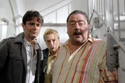 Die beiden Cops Voß (Robert Lohr, li.) und Hofer (Joseph Hannesschläger, re.) mit Polizist Mohr (Max Müller) am Tatort.