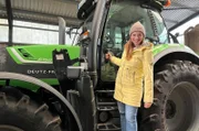 Jennifer Johansson übt Treckerfahren, um bald ihren Führerschein machen zu können.