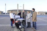 Kimmo (Detlef Bierstedt, 3.v.r.) hat der Agentur den Auftrag entzogen - Mia (Josephine Schmidt, l.) ist verzweifelt und setzt alles daran, ihn wieder umzustimmen. Anna (Jeanette Biedermann, 2.v.l.), Jonas (Roy Peter Link, 3.v.l.), Annett (Tanja Wenzel, 2.v.r.) und Alexander (Paul Grasshoff, r.) hoffen, dass es ihr gelingt ...