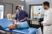 Dr. Matteo Moreau (Mike Adler, r.) testet den Neuling Moritz Gadow (Anton Weil, l.) auf Herz und Nieren.