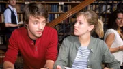 Bei einem gemeinsamen Bibliotheksbesuch stellt Oliver (Arne Lenke) mit großem Vergnügen die ganze Bücherei auf den Kopf und erwartet seinerseits von Alex (Wolke Hegenbarth), dass sie etwas tut, um mehr Spaß in ihr Leben zu bringen.