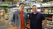 Checker Julian besucht Stefan. Er ist Filialleiter eines großen Supermarktes und gewährt Julian einen Blick hinter die Kulissen.
