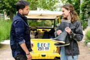 Ein Sommer in der Bretagne Vorbereitung für die Fahrt mit dem Fischerboot: Karim Chérif als Yves, Kristin Suckow als Britta
