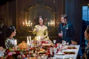 Sisi (Dominique Devenport, 2.v.l.), Franz (Jannik Schümann, r.) und Erzherzogin Sophie (Désirée Nosbusch, l.) empfangen den russischen Zaren Alexander II. zu Bündnisverhandlungen.