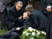 MDR Fernsehen IN ALLER FREUNDSCHAFT FOLGE 399, "Jetzt erst recht!", am Donnerstag (10.10.13) um 11:45 Uhr. Elsa Hinze (Barbara Focke, mi.) bricht auf dem Friedhof in den Armen ihres Neffen Christian Hinze (Timo Rüggeberg, re.) zusammen. Prof. Simoni (Dieter Bellmann, li.) lässt einen Notarztwagen rufen.