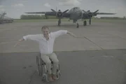 Arthur Williams bei der Demonstration von Möwenflügeln - der Form der Tragflächen der B-25.