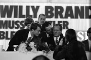 Am 6. Mai trat Willy Brandt zurück. Der Kanzler stürzte über die Guillaume-Affäre. Sein Referent Günter Guillaume war als DDR-Spion enttarnt worden. Ein gefundenes Fressen für die Presse und die „Parteifreunde“. Der Film rekonstruiert die folgenschwerste Spionageaffäre der Bundesrepublik – ein Politthriller, das erste Mal aus Frauensicht erzählt. - SPD-Parteitag in Dortmund: Willy Brandt, Günter Guillaume, Dietrich Sperling und BKA-Beamter Bauhaus.