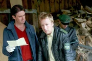 Hatte die ermordete Magda Blaicher ein heimliches Verhältnis? Rosenheim-Ersatzkommissar Torsten Voß (Robert Lohr, l.) zeigt Polizist Michi Mohr (Max Müller) einen verdächtigen Liebesbrief.