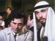 Hassan Salah (Hector Elizondo, re.) stellt Lt. Columbo (Peter Falk) dem König vor. Hassan ist verärgert, dass Lt. Columbo sich Zutritt zum Empfang verschafft hat.