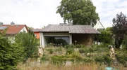 Die Straßenfassade des leerstehenden Hauses.