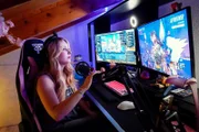 Jennifer ist eine der weniger Schweizer Streamerinnen – und das auf Walliserdeutsch.
