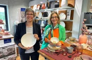 Geschirr ist nicht gleich Geschirr. Im Geschirrhaus Schäfer in Arnsberg erklärt Kerstin Gühnemann-Schäfer (l) alles, was man zu verschiedenen Materialien wissen muss. Handelt es sich um Porzellan, Steingut oder Töpferware? Wie unterscheiden sich die Materialien voneinander? Yvonne Willicks (rechts) erhält den Durchblick.
